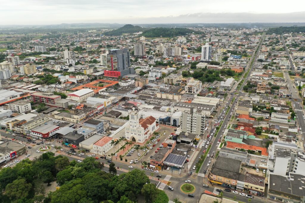 Vista da área central de Araranguá cidade das avenidas. Embaixo a praça Hercílio Luz em frente a Igreja do Santuário de Nossa Senhora Mãe dos Homens. 