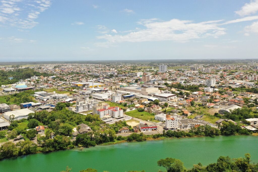Vista de Araranguá cidade das avenidas. Embaixo o rio Araranguá e alguns bairros da zona sul da cidade.