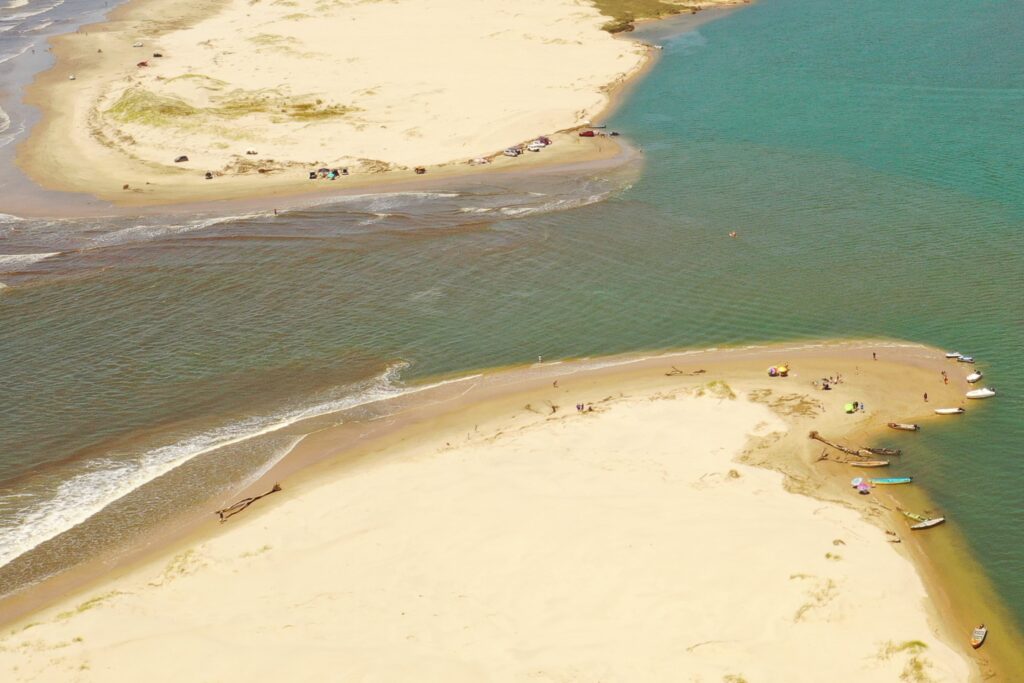 Vista aproximada das lanchas, barcos e pranchas no rio Araranguá