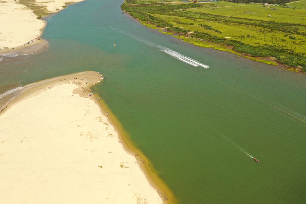 Barcos e jet-ski no rio Araranguá