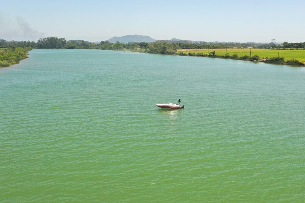 Pescando em uma lancha no Rio Araranguá