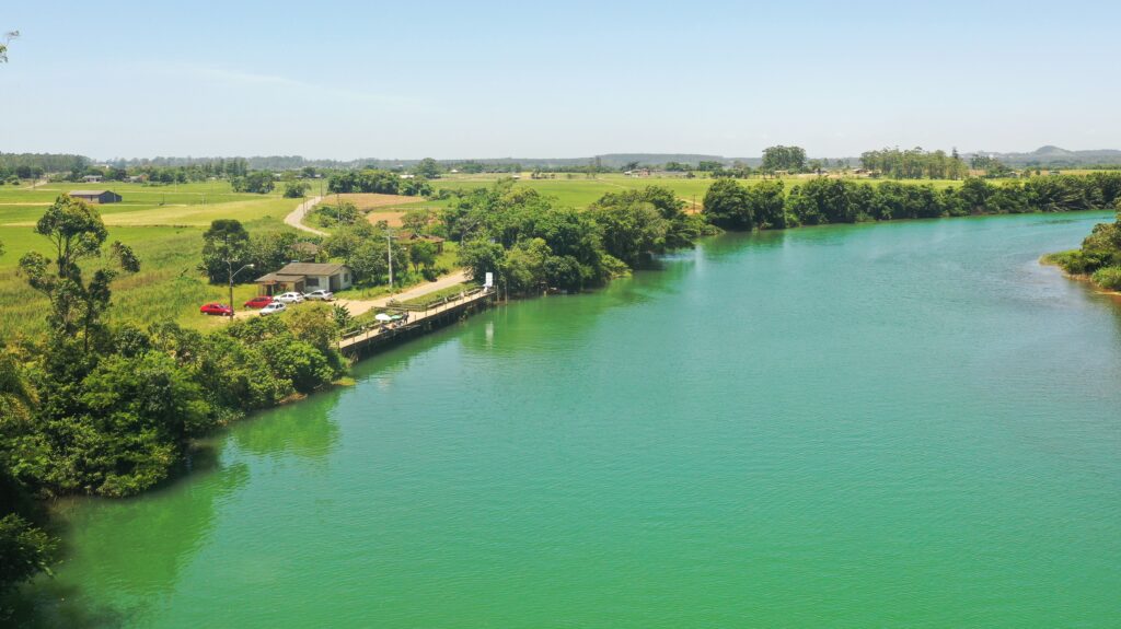 Á esquerda Pesqueiro da Comunidade de Manhoso, e Rio Araranguá